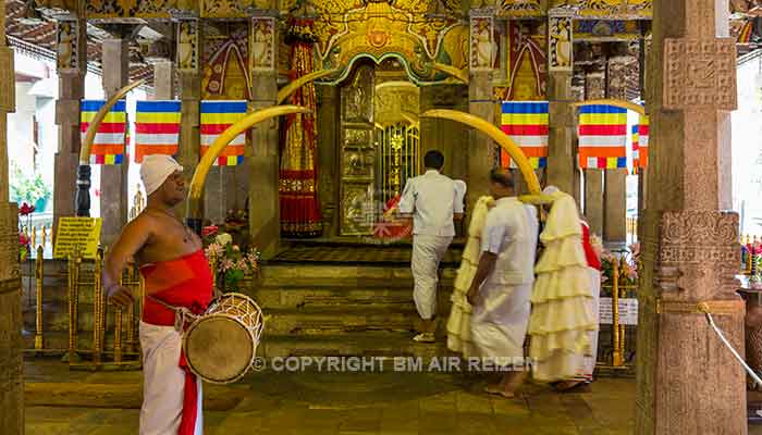 Rondreis Sri Lanka Best Deal - Ceremonie in de Tempel van de Tand in Kandy