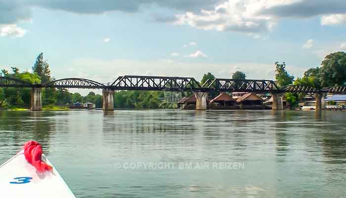 Kanchanaburi - boottocht River Kwai Bridge