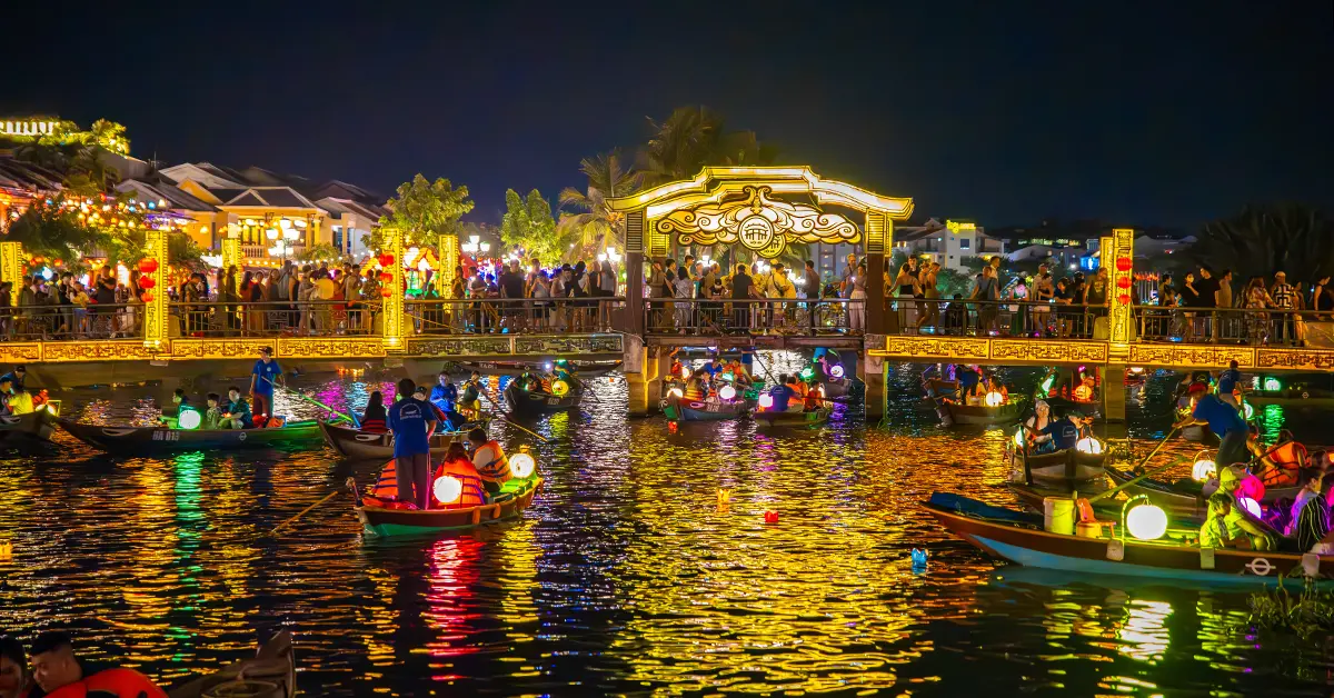 Hoi An - Japanse brug en bootjes in de avond