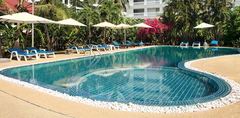 Het zwembad van het Patong Palace Hotel op Phuket