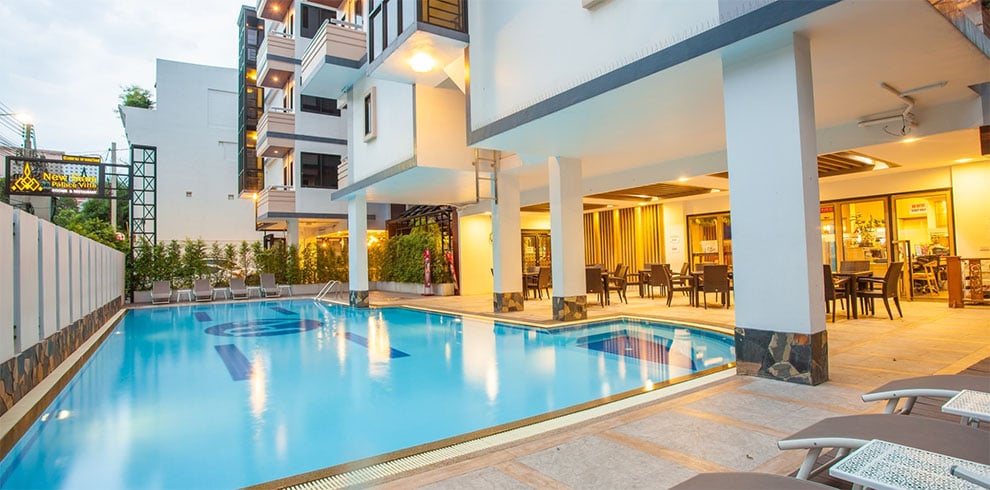 Het zwembad van het New Siam Palace Ville Hotel in Bangkok