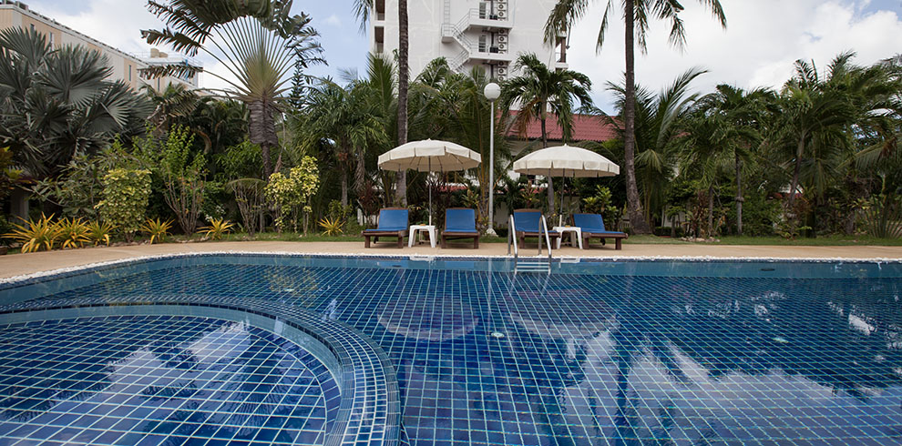 Het zwembad van het Patong Palace Hotel