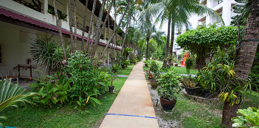De tropische tuin van het Patong Palace Hotel in Phuket