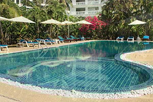 Het zwembad van het Patong Palace Hotel