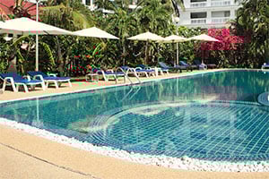 Het zwembad van het Patong Palace Hotel in Phuket