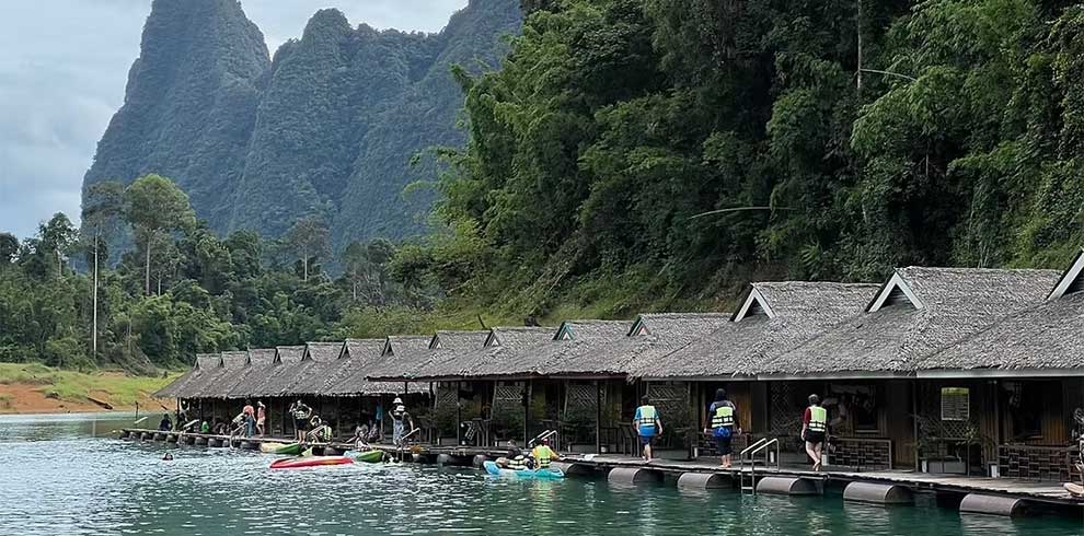 De drijvende huisjes bij het Praiwan Raft House in Khao Sok