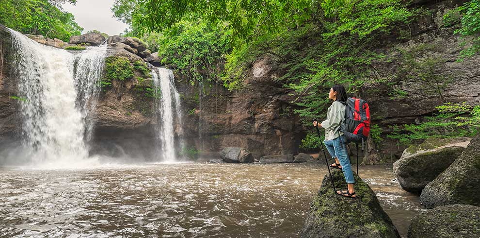 Een vrouw kijkt naar de adembenemende Haew Suwat waterval