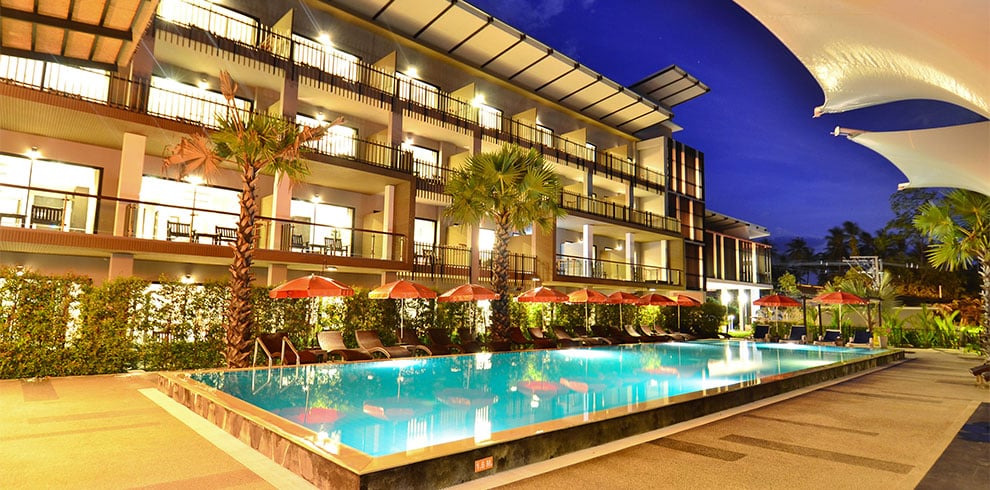 Het zwembad van het Chaweng Noi Pool Villa op Koh Samui in de avonduren