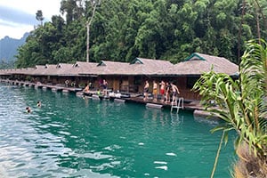 De drijvende huisjes van Praiwan Raft Houses in Khao Sok