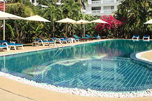 Het zwembad van het Patong Palace Hotel in Phuket