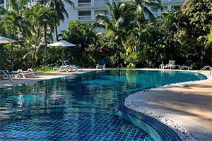 Het zwembad van het Patong Palace Hotel in Phuket