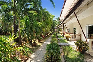 De tropische tuin van het Patong Palace Hotel in Phuket