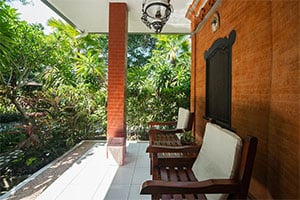 Zitjes voor de standaard kamer bij Swastika Bungalows