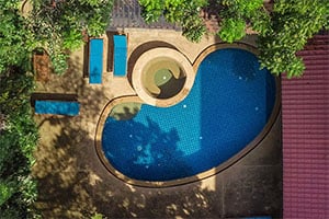 Luchtfoto van het zwembad bij het Estia Chiang Mai Hotel