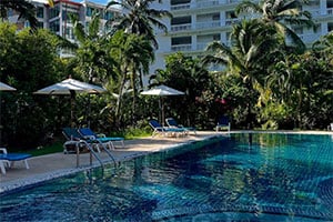 Het zwembad van het Patong Palace Hotel in Phuket