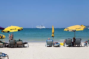 Mensen genieten op het strand van Patong op Phuket