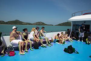 Mensen relaxen en genieten van het uitzicht tijdens de boottocht van Phuket naar koh Phi Phi