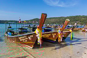 Longtail boten op het strand van Koh Phi Phi