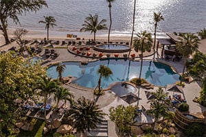 Luchtfoto van het zwembad en strand bij het Klong Prao Resort op Koh Chang