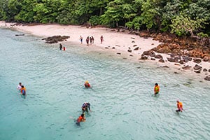 Mensen snorkelen in de omgeving van Koh Chang in Thailand