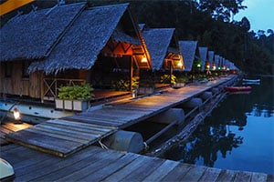 De drijvende huisjes van het Praiwan Raft Houses in Khao Sok