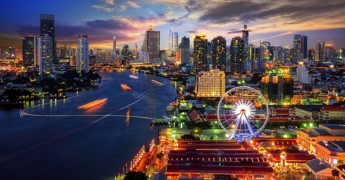 Bangkok skyline met hotels en Chao Phraya rivier