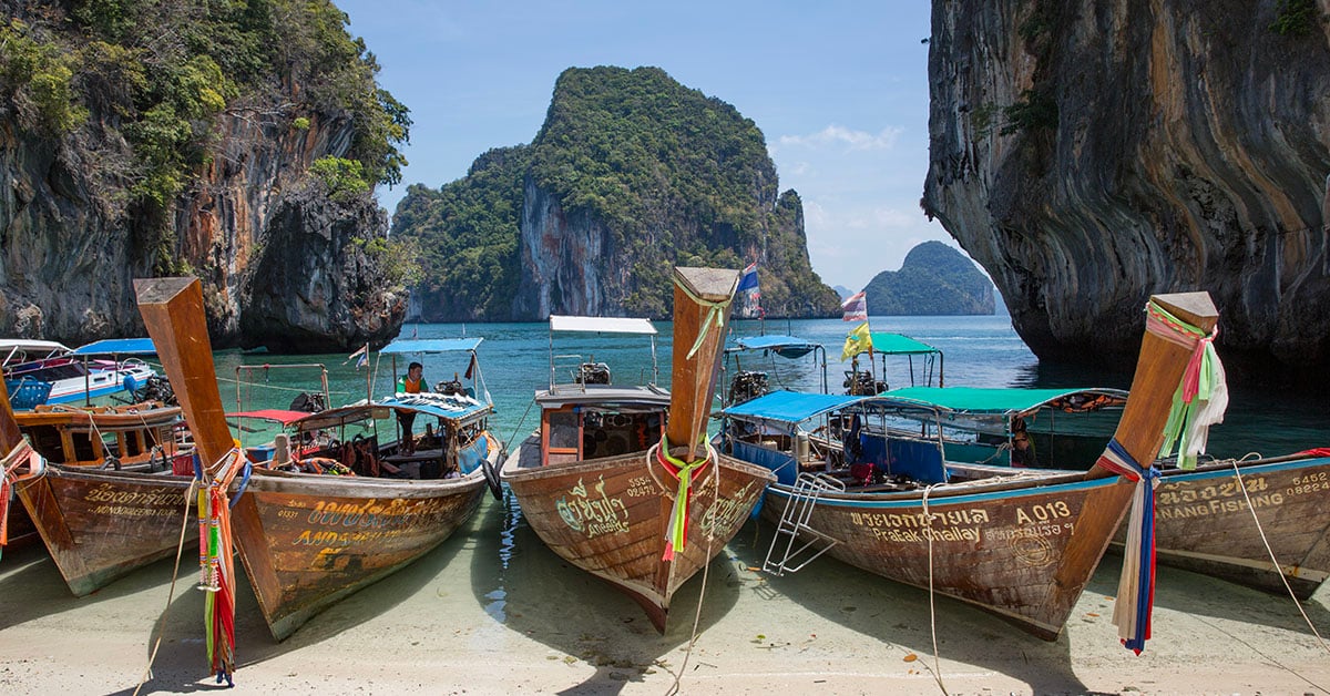 Longtail boten bij tropische rotsen in Thailand – inspiratie voor bouwstenen Azië
