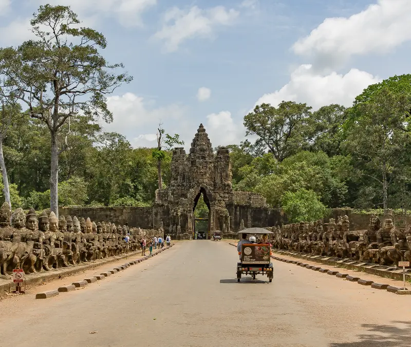Bouwstenen Cambodja – Zuidpoort van Angkor Thom met tuk-tuk