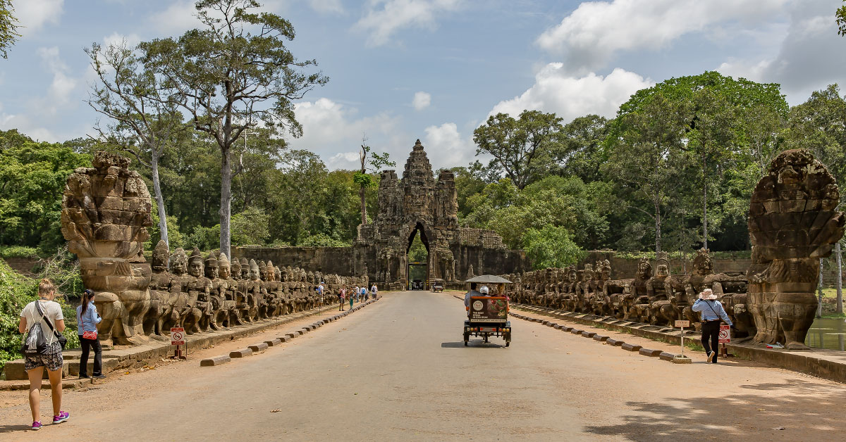Toegangspoort van Angkor Thom met beelden langs de weg bij Siem Reap — historisch startpunt voor veel bouwstenen in Cambodja