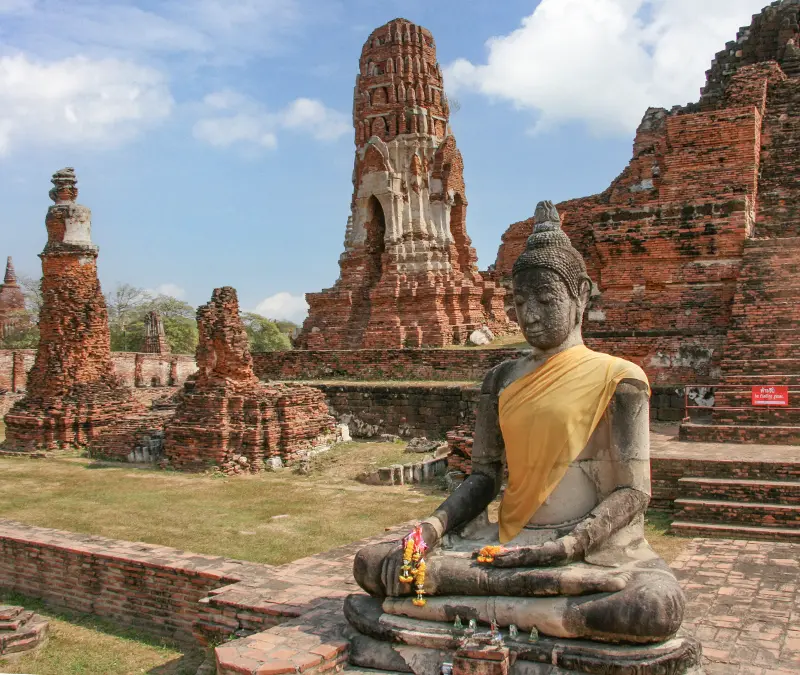 Bouwstenen Thailand – Boeddhabeeld en tempelruïnes in Ayutthaya