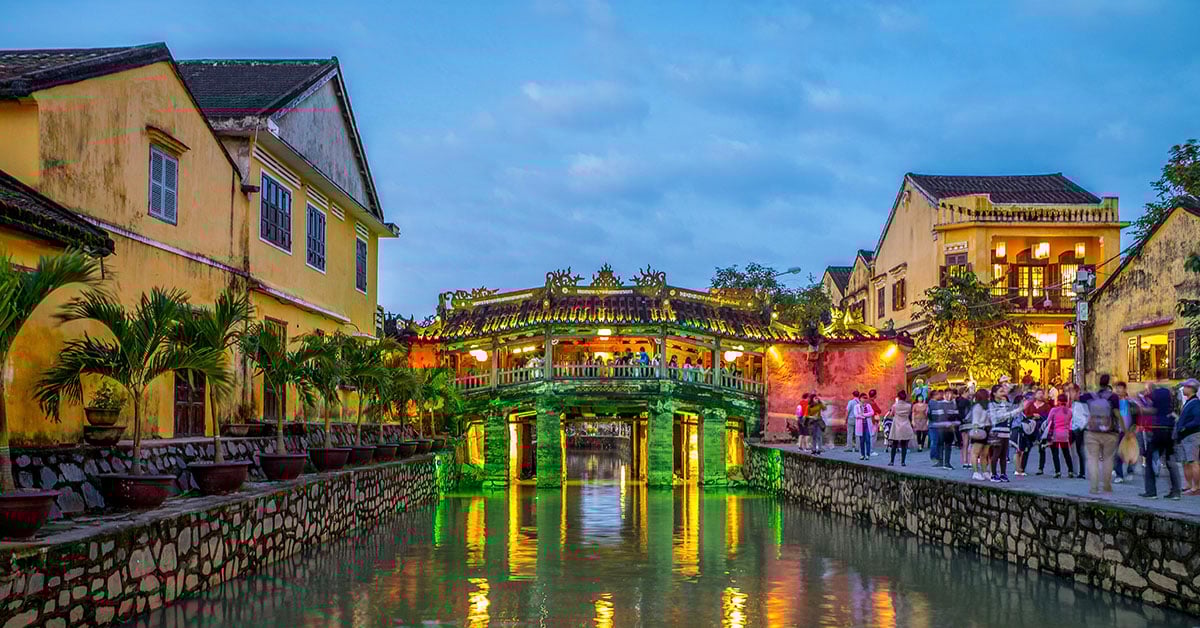 apanse Brug in Hoi An bij avondlicht – bouwstenen Vietnam