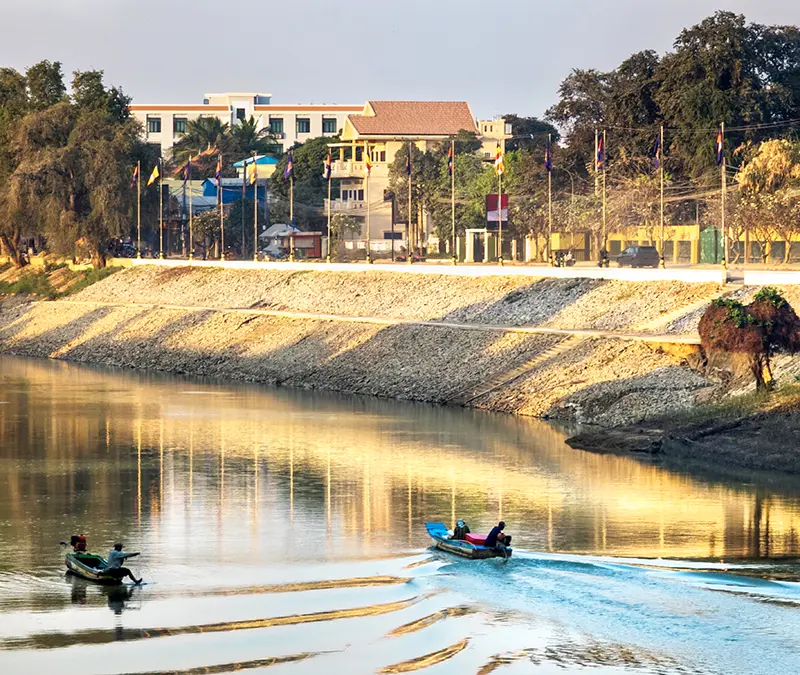 Vissers met bootjes op de Sangkae-rivier in Battambang tijdens de namiddagzon – rust en lokale sfeer in Cambodja