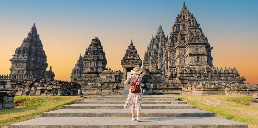 Vrouw loopt bij de Prambanan tempel in Yogyakarta tijdens Verken Java en Bali