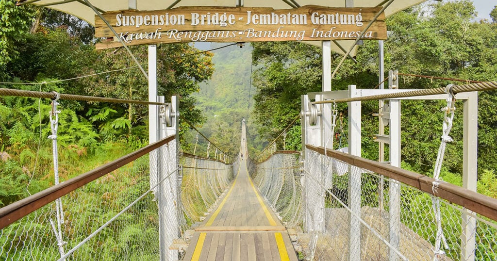 De Rengganis Suspension Bridge bij Bandung tijdens de Java Bali Overland
