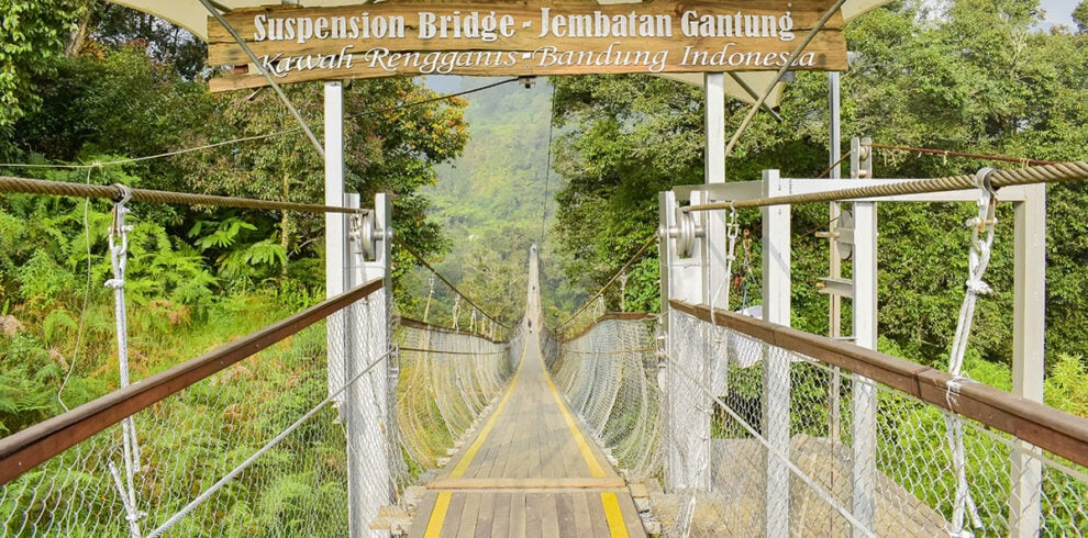De Rengganis Suspension Bridge bij Bandung tijdens de Java Bali Overland