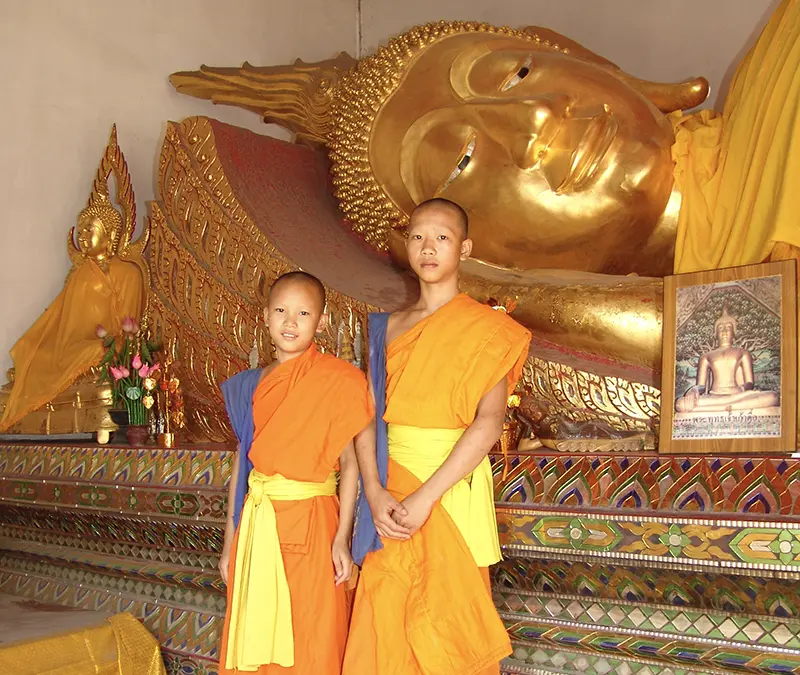 Rondreizen – jonge monniken bij tempel in Lampang Thailand