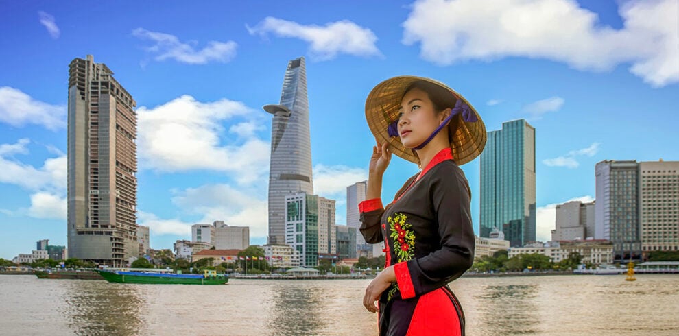 Vietnamese vrouw met de skyline van Ho Chi Minh City tijdens de Vietnam Best Deal