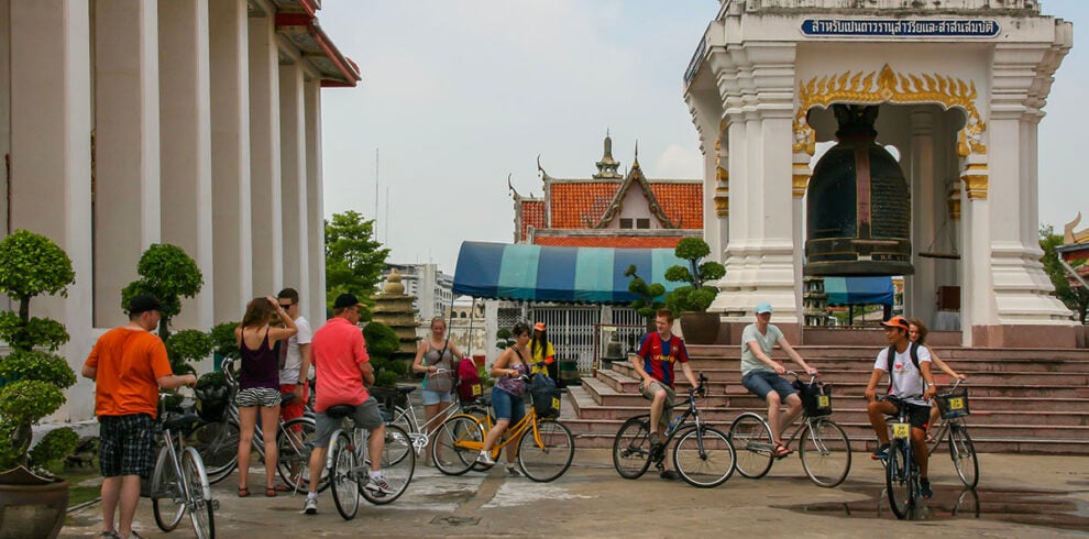 Deelnemers tijdens de fietstour door Bangkok