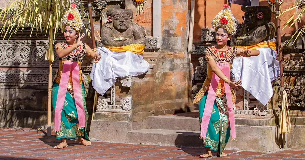 Traditionele Balinese dansers bij een tempel, onderdeel van de cultuur op Bali