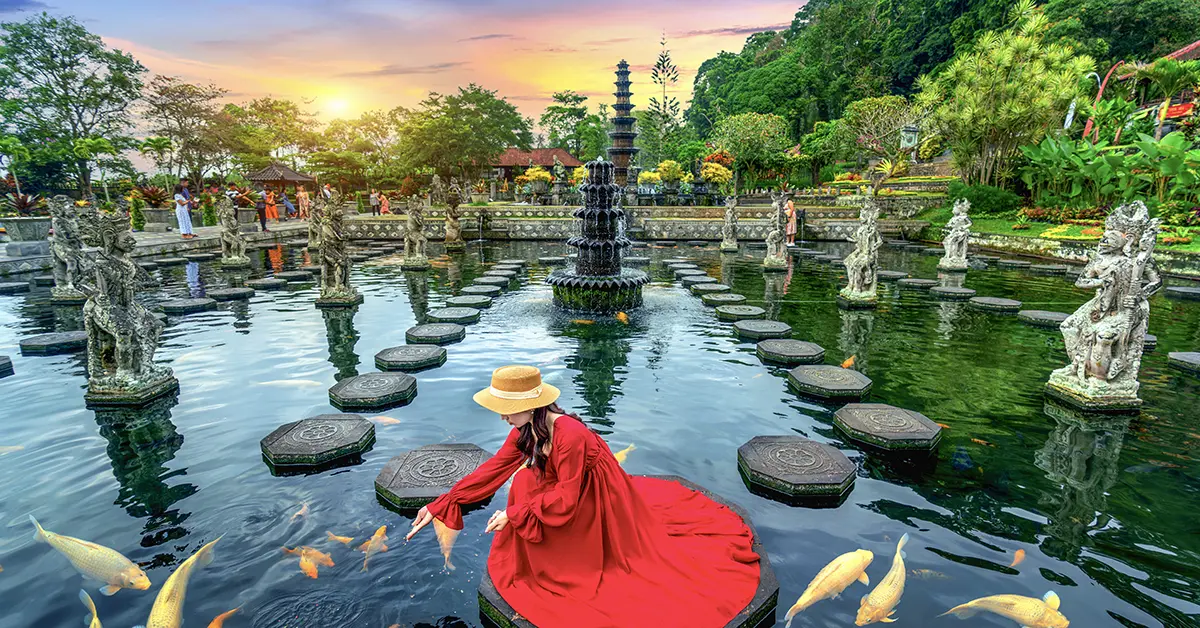 Tirta Gangga Waterpaleis op Bali met vijvers, stapstenen en beelden