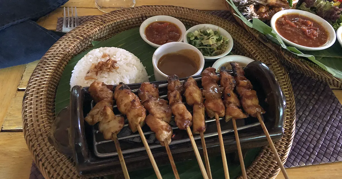 Balinese keuken – gegrilde saté, rijst en sambal tijdens een maaltijd op Bali