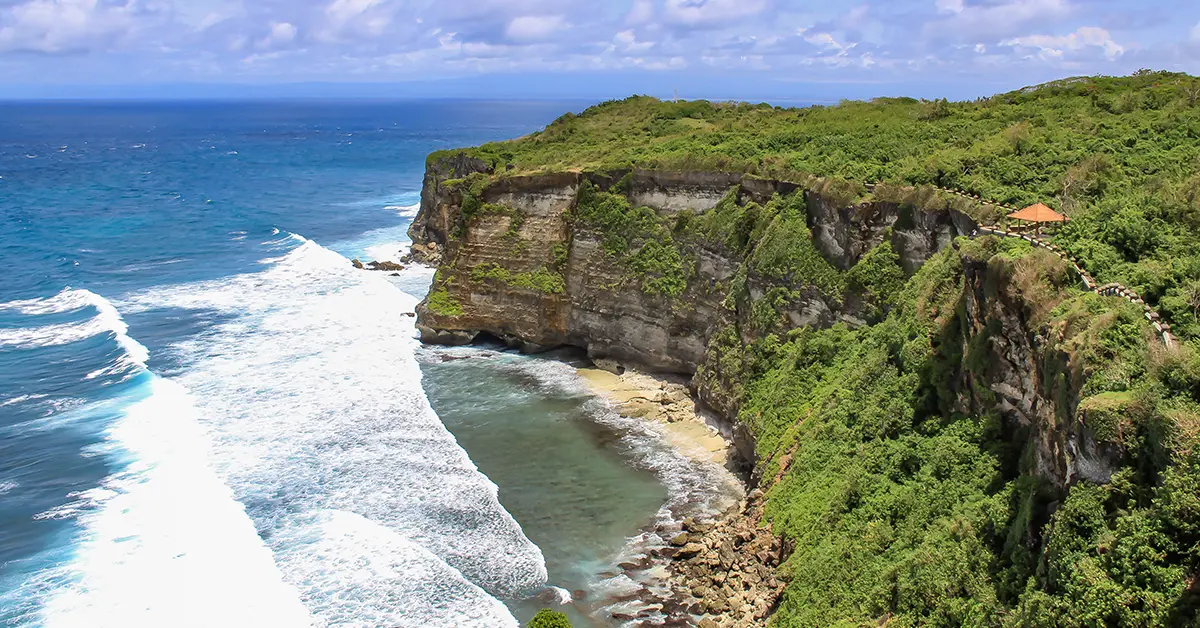 Bali natuur – steile kliffen en ruige kustlijn bij Uluwatu aan de Indische Oceaan