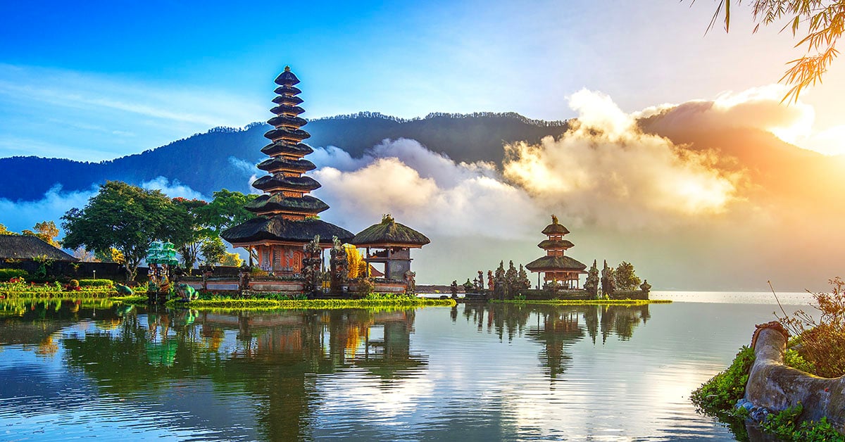 Ulun Danu Bratan tempel op Bali bij zonsopkomst, gelegen aan het Bratanmeer in de bergen