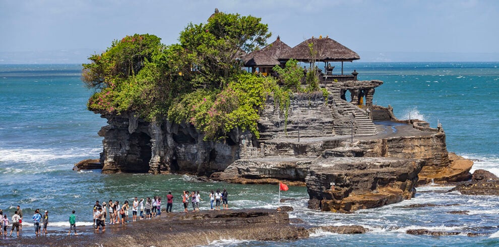 Zicht op de Tanah Lot tempel op Bali