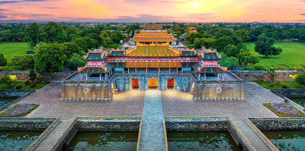 Zonsondergang boven de Meridian Gate, de hoofdingang van de Keizerlijke Citadel, in Hue