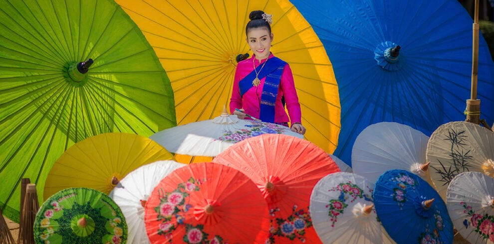 Thaise vrouw bij het parasoldorp Bo Sang in Chiang Mai