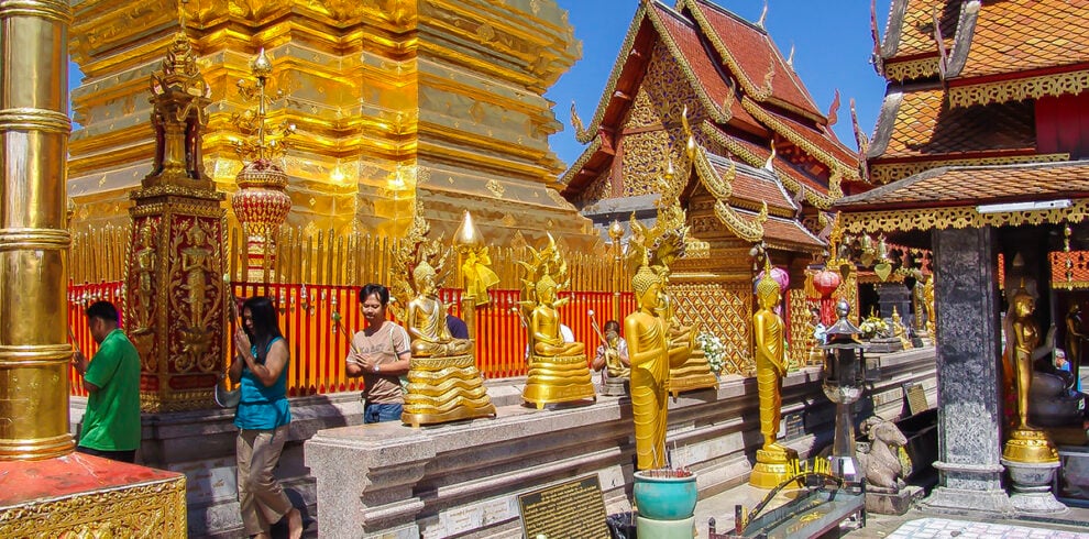 Gelovigen bidden in de Wat Phra That Doi Suthep in Chiang Mai