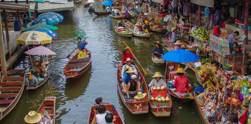 De gezellige drijvende markt van Damnoen Saduak in Thailand