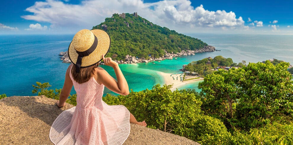 Vrouw kijkt uit over Nang Yuan Island bij Koh Tao in Thailand