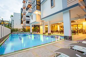 Het zwembad van het New Siam Palace Ville Hotel in Bangkok